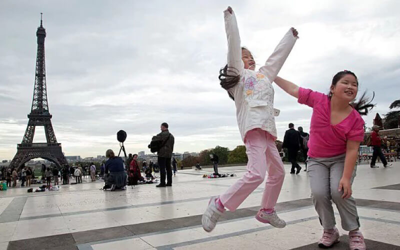 children-at-eiffel-tower