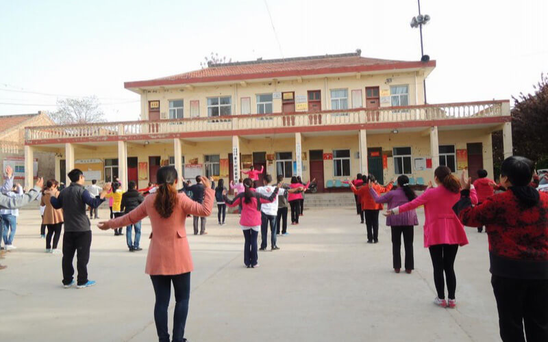 dancing-in-group