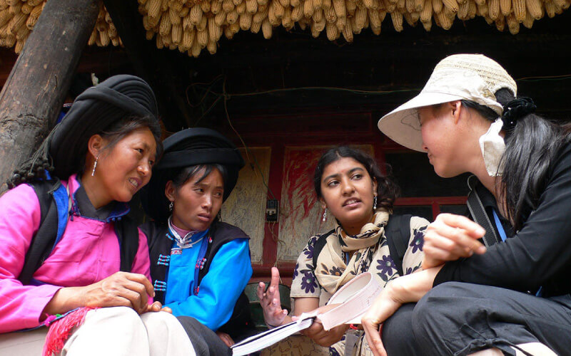 girls-discussing-under-corn