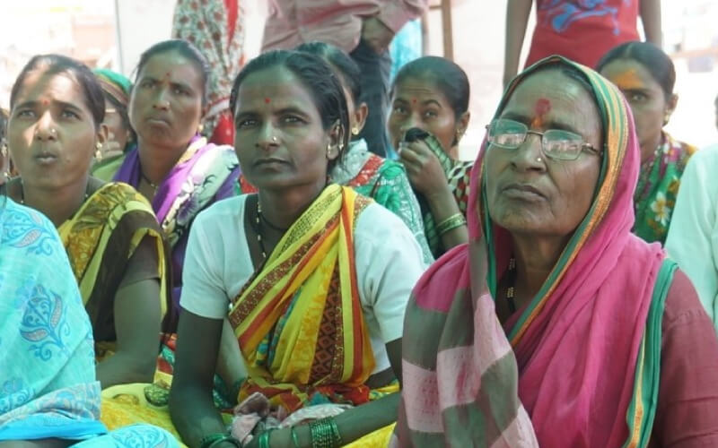 indian-women-listening